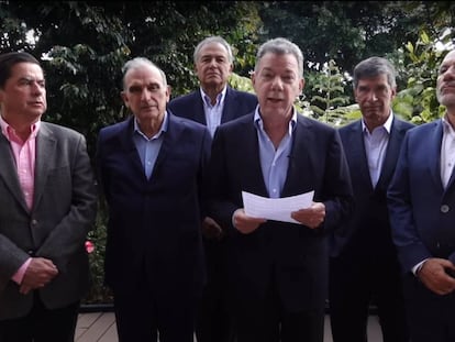 Juan Manuel Santos junto a miembros de su equipo negociador.