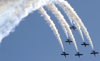 Los integrantes de Patrulla Águila del Ejército del Aire español se presentan durante el ILA Berlin Air Show, en la capital de Alemania.