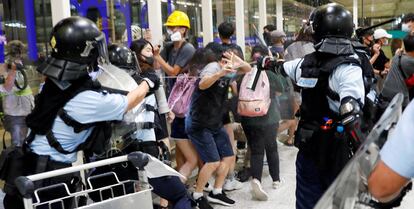 La policía rocía con gas pimienta a los manifestantes.