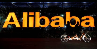Logotipo de Alibaba en su sede en Hangzhou, China.