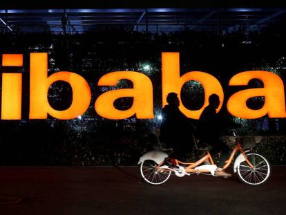 Logotipo de Alibaba en su sede en Hangzhou, China. 