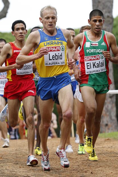 El ucranio Serhiy Lebid, por delante del luso Youssef El Kalai (derecha) y el español Ayad Lamdassem durante la prueba masculina.