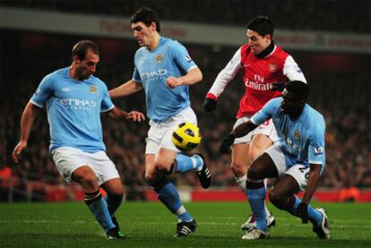 Nasri trata de marcharse de Zabaleta, Barry y Kolo Touré.