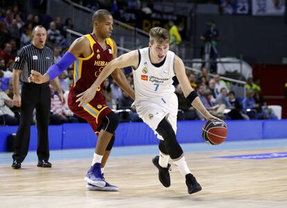 Doncic supera a Báez