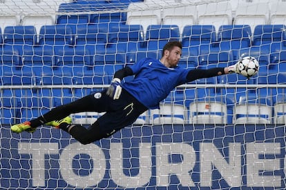 El guardamenta del Schalke 04 Ralf Fahrmann durante el entrenamiento previo al partido de Champions.