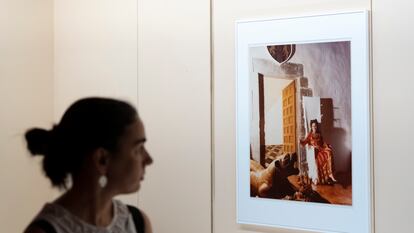 Una mujer recorre la exposición temporal que acogerá el castillo de Púbol.