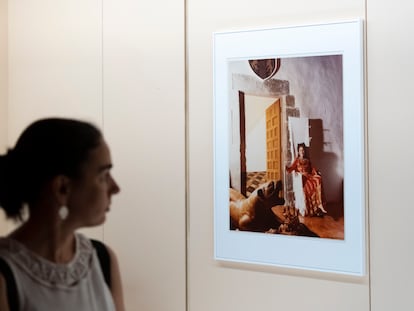 Una mujer recorre la exposición temporal que acogerá el castillo de Púbol.