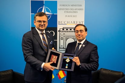 El ministro de Asuntos Exteriores de España, José Manuel Albares, recibe la medalla 'Yaroslav, el sabio' de manos de su homólogo ucranio, Dmytro Kuleba, en los márgenes de la reunión de la OTAN en Bucarest.