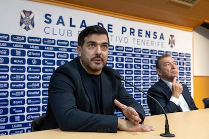 El presidente del CD Tenerife, Paulino Rivero (derecha),  Rayco Garca (izquierda) durante la rueda de prensa que ofrecieron el 20 de diciembre.