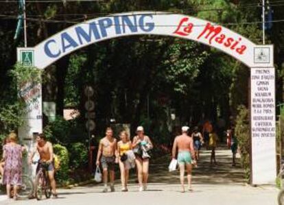 En la imagen, varios turistas en el cámping, "La Masía", de la localidad de Blanes. EFE/Archivo