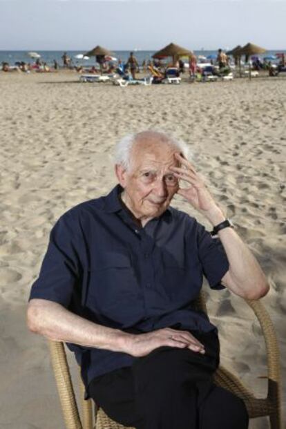 El pensador polaco Zygmunt Bauman, en la playa de Voramar. 