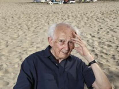 El pensador polaco Zygmunt Bauman, en la playa de Voramar. 