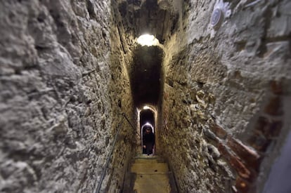 El castillo dispone de 60 habitaciones a las que se accede a través de estrechas escaleras. Muchas de estas habitaciones están conectadas por pasajes subterráneos. En la imagen, escaleras que conducen a una de las habitaciones del castillo.