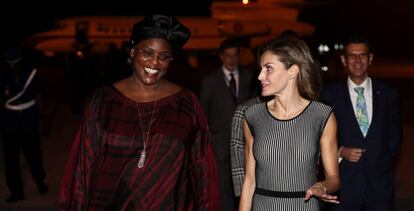 La reina Letizia es recibida por la primera dama de Senegal, Marième Faye, a su llegada a Dakar.