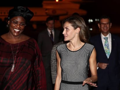 La reina Letizia es recibida por la primera dama de Senegal, Marième Faye, a su llegada a Dakar.