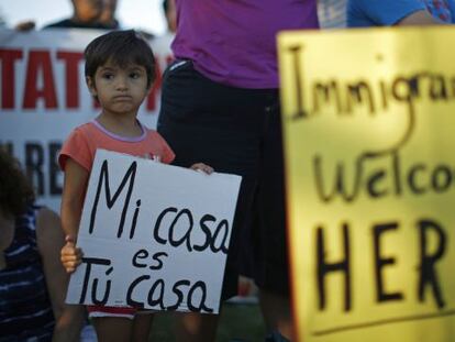 Vigilia frente al Ayuntamiento de Murrieta en apoyo a los inmigrantes indocumentados, el miércoles.