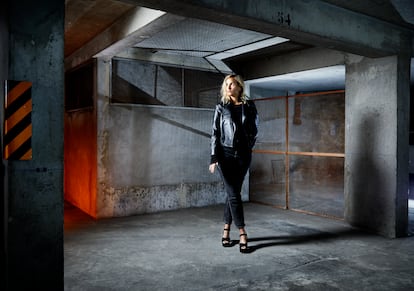 Julia Ducournau, fotografiada en un aparcamiento de coches en París.