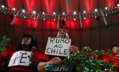 No Maracanã, torcedores do Flamengo comemoram classificação à final.