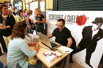 Juan José Fernández Palomo escribe en el mercado de la Corredera, ayer en Córdoba.