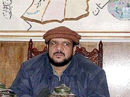 El ministro de Defensa de la Alianza, Mohamed Fahim, sentado ante un mapa de su país en su desspacho de Kabul.