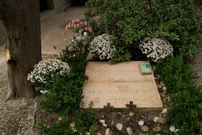 La tumba del poeta Robert Graves en el cementerio de Deià, en Mallorca.