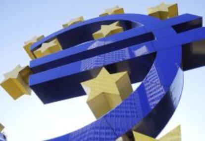 Logotipo del euro frente al Banco Central Europeo en Fr&aacute;ncfort (Alemania). EFE/Archivo
