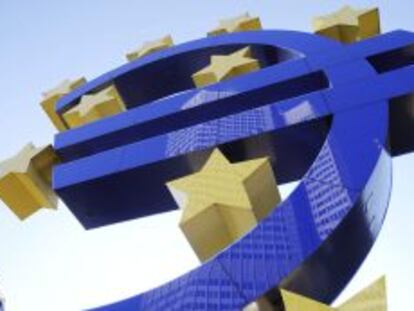Logotipo del euro frente al Banco Central Europeo en Fr&aacute;ncfort (Alemania). EFE/Archivo