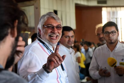 Fernando Lugo muestra su dedo entintado, señal de que ha votado, en una escuela de Asunción.