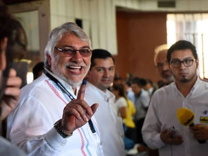 Fernando Lugo muestra su dedo entintado, señal de que ha votado, en una escuela de Asunción.