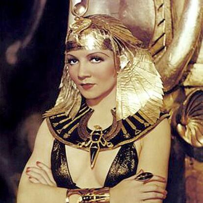 El sugerente traje que exhibía Claudette Colbert en la película de 1934 "Cleopatra".