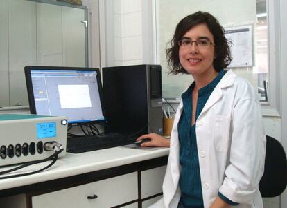 Eva Pellicer, doctora en Qu&iacute;mica e investigadora &quot;Ram&oacute;n y Cajal&quot;, en el departamento de F&iacute;sica de la Universidad Aut&oacute;noma de Barcelona, que es la &uacute;nica espa&ntilde;ola que recoge hoy en la Sorbona de Par&iacute;s, una beca del programa &quot;Mujeres en la Ciencia&quot;.