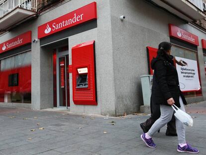 Sucursal del Banco de Santander en la avenida Pablo Neruda de Madrid.