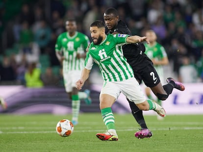 Fekir conduce el balón en el partido de ida de la eliminatoria del Betis ante el Eintracht.