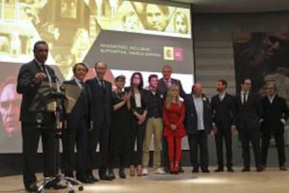 El periodista Carlos Herrera (i) junto a los diseñadores Victorio (2i) y Lucchino (3i); Fernando Lemoniez (c); María Lafuente (5d), Miguel Palacios (d), Francis Montesinos (4d); la modelo Nieves Álvarez (5i), y el exjugador de baloncesto Fernando Romay y los cocineros Mario Sandoval (2d), Dario Barrio (3d), durante la presentación de la Marca España ante las instituciones europeas en un acto en que se desarrollará el espectáculo "Cook and fashion", sobre la relación entre la moda y la gastronomía españolas, hoy en el Parlamento Europeo.