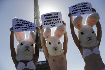 Activistas de la organización People for the Ethical Treatment of Animals (PETA), con disfraces de cabezas de conejo, sostienen pancartas en las que se puede leer "Por una semana de la moda sin pieles", durante una protesta frente a la Torre Eiffel en París.