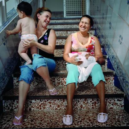 Carmen Berraquero (a la izquierda) y Gema Garca, con sus hijos.