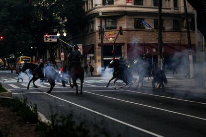 Los huelguistas también bloquearon el acceso al aeropuerto internacional de Río de Janeiro y colgaron pancartas de protesta en el interior del aeropuerto doméstico Santos Dumont. En la imagen, unos policías son atacados con bengalas en Sao Paulo.