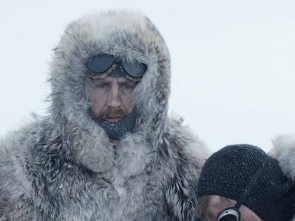 Amundsen (Pal Sverre Hagen) i un dels seus homes en el film.