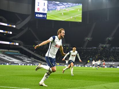 Kane y Son celebran un gol al Arsenal.