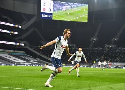 Kane y Son celebran un gol al Arsenal.