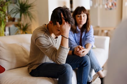 Escuchar activamente, validar sus emociones y fomentar un entorno seguro es esencial para ayudar al joven.