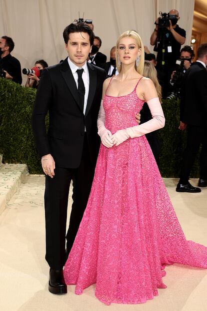 Brooklyn Beckham y su prometida Nicola Peltz. Ambos vestidos por Valentino.