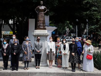 Beatriz Gutiérrez Müller (al costado derecho de la estatua) con representantes del Gobierno, este viernes.