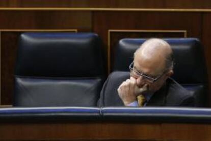 El ministro de Hacienda, Cristóbal Montoro, durante la sesión de control al Ejecutivo que hoy celebra el Congreso de los Diputados.