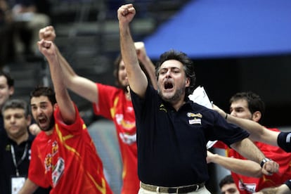 Muy pegado a la actualidad, el jurado del Príncipe de Asturias concedió el galardón en la categoría de Deportes a la selección española de baloncesto, que apenas unos días antes se había hecho con la medalla de oro en el Mundial de Japón. "La selección ha conseguido transmitir a través de su juego, basado en el trabajo en equipo, la visión de una nueva generación del deporte español, capaz de alcanzar los mayores triunfos sin olvidar los valores de autenticidad, compañerismo y espíritu de sacrificio", aseguró en su acta. En la imagen, el técnico del equipo, Pepu Hernández, y varios jugadores, celebran una canasta durante la final.