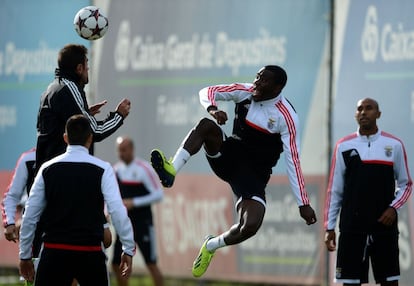 Ola John salta realizando un curioso gesto durante el entrenamiento del Benfica.