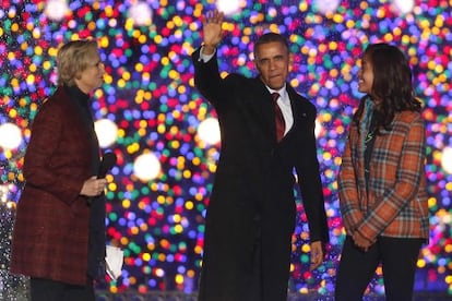 La Familia Obama enciende las luces del &aacute;rbol de Navidad. La actriz Jane Lynch es la anfitriona del evento. 