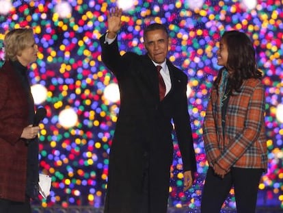 La Familia Obama enciende las luces del árbol de Navidad. La actriz Jane Lynch es la anfitriona del evento.