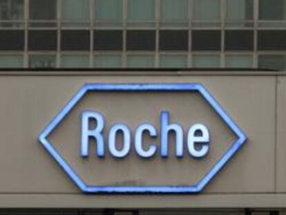 El logotipo de la compañía farmacéutica suiza Roche se ve en la sede de la compañía en Basilea 05 de abril 2012.