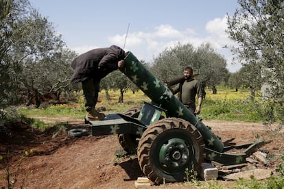 Un rebelde mira dentro de un cañón en la ciudad de Idlib, al norte de Siria.